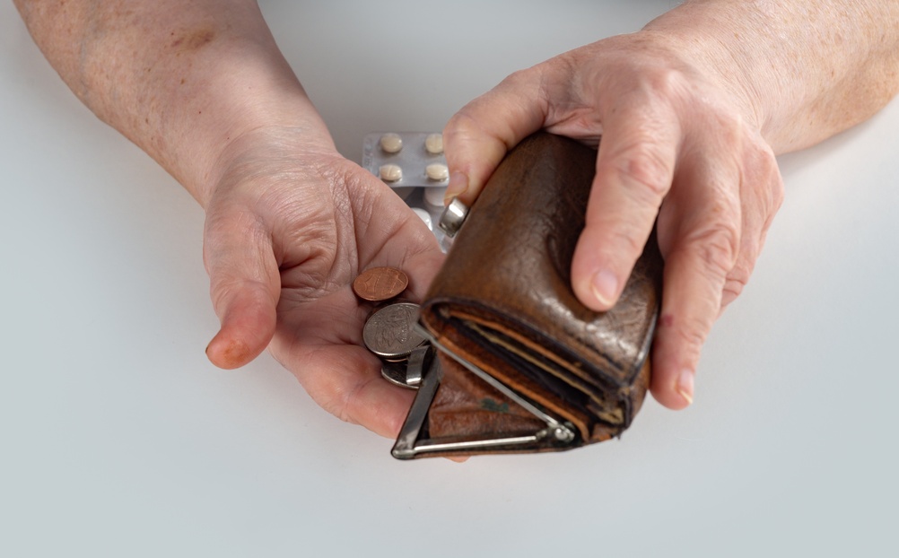 Senior Struggling With Managing Money: Warning Signs, Causes, and What Families Should Do Next